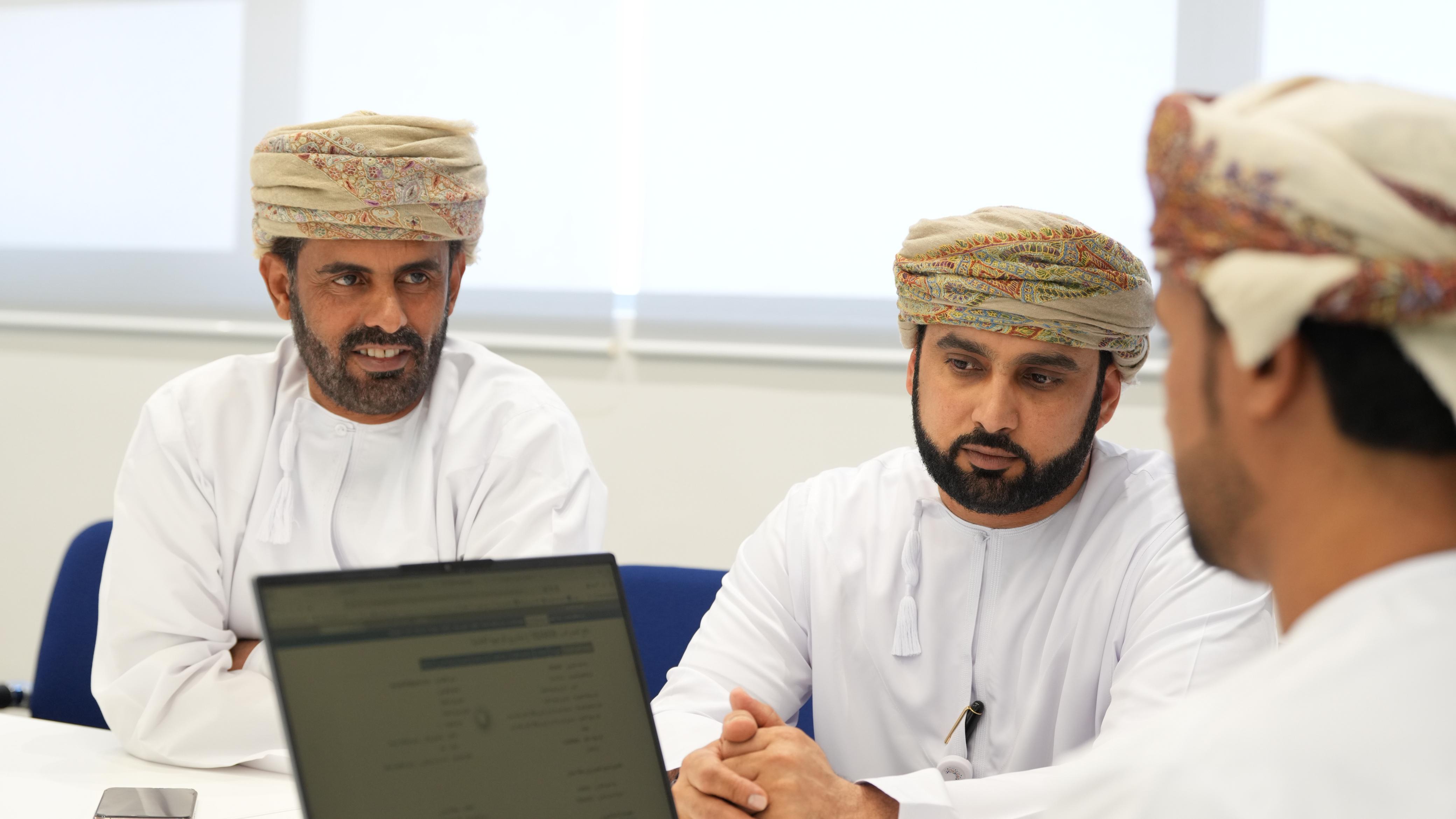 القافلة الضريبية تُعَزِّز الوعي الضريبي في محافظة الوُسْطى